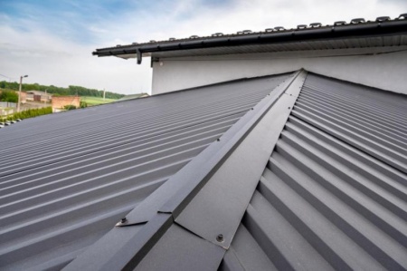 Couverture en bac acier, quels avantages pour votre maison ?